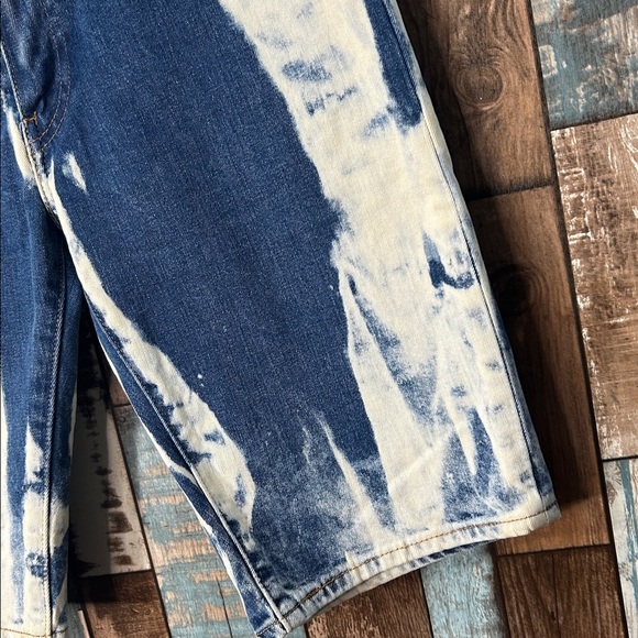 Levi's Premium Blue and White bleached Denim Shorts - Picture 7 of 14